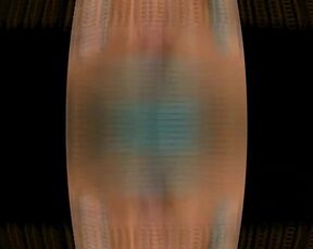 Elle se branle sur la plage nudiste devant un fan en public